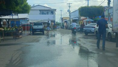 Vazamento em cano desperdiça água e causa alagamento em rua próximo a Caern de Grossos