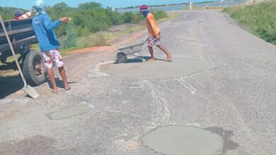 Prefeitura fecha buracos na RN Litorânea entre Grossos e Barra