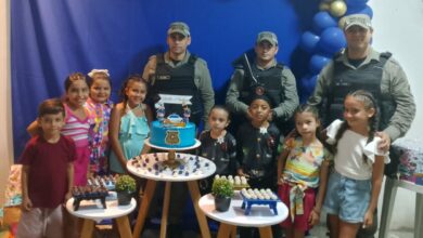 Gêmeos são surpreendidos pela chegada da PM em aniversário com tema da policia em Grossos