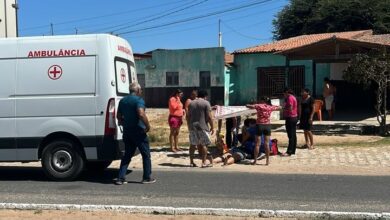 Duas mulheres ficam feridas em acidente de moto com fios baixos em Grossos