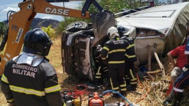 Bombeiros resgatam motorista preso em capotamento na BR 226