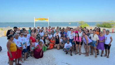 Prefeitura promove passeio do Grupo Reviver na Praia de Pernambuquinho