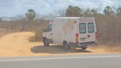 Prefeitura de Areia Branca abandona ambulância quebrada na beira da estrada