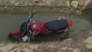 Polícia Civil de Areia Branca busca proprietário de moto abandonada